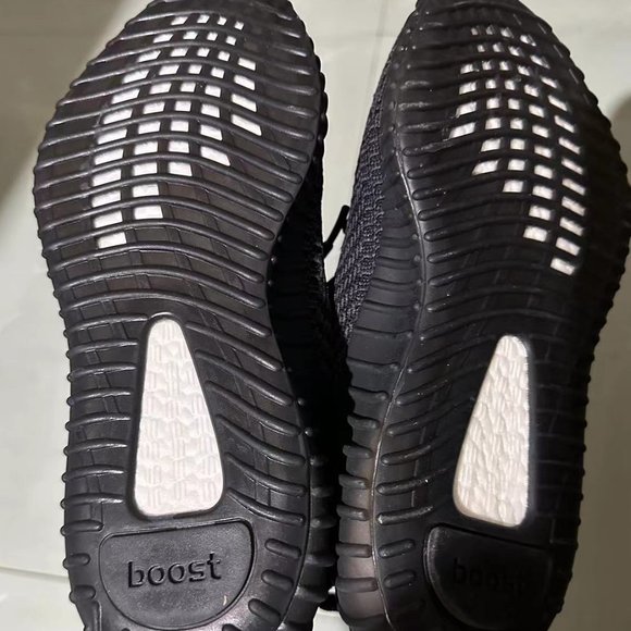 Adidas BOOST yeezy 350 V2  Size 8.5